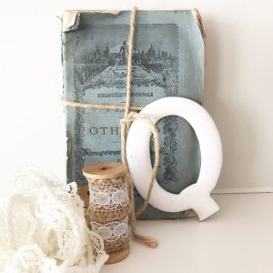 Lovely little 1950's enamel letter (Q)
