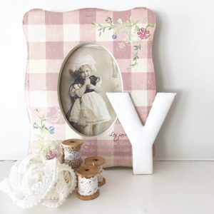 Lovely little 1950's enamel letter (Y)